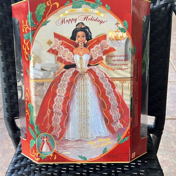 Happy Holidays Barbie - Picture 2 of 2